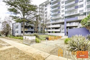 Exterior - Comfortable & Spacious -2bd 2bth (Braddon)