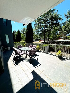 Outdoor dining - Comfortable & Spacious -2bd 2bth (Braddon)