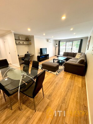 TV - Comfortable & Spacious -2bd 2bth (Braddon)