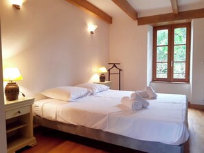 4 chambres, fer et planche à repasser, lit parapluie, Wi-Fi gratuit