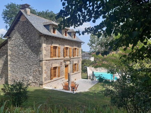 8-person gîte in the heart of nature with outdoor swimming pool
