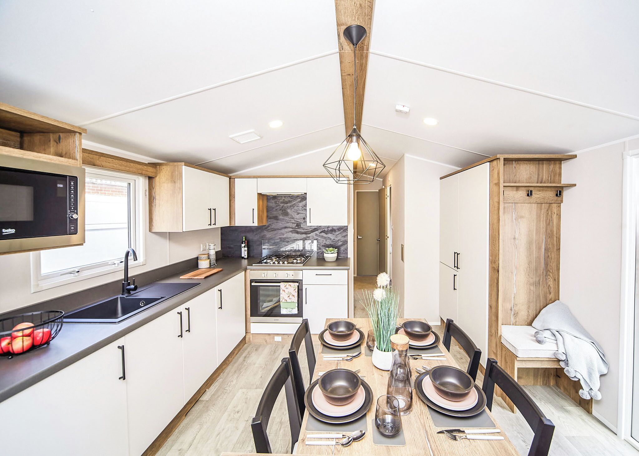 Kjøleskap, ovn, kokeplater og brødrister