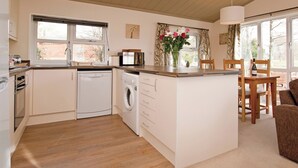 ثلاجة، فرن، موقد طهي مسطح، غسالة أطباق