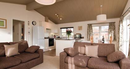 Great location and well-equipped lodge set in mature and beautiful gardens.