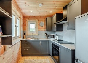 Réfrigérateur, un four, surface de cuisson, grille-pain