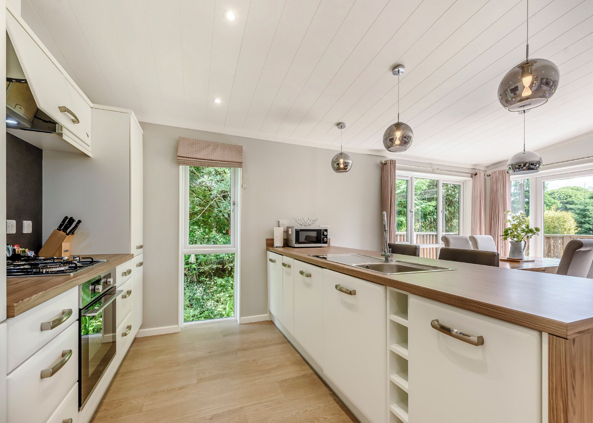 Full-sized fridge, oven, stovetop, dishwasher