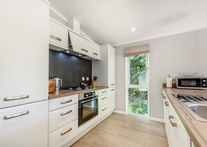 Refrigerador con congelador, horno, parrilla de estufa y lavavajillas 