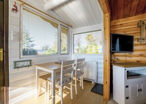 Dining - 2 bedroom accommodation in Blaenau Ffestiniog (Blaenau Ffestiniog)