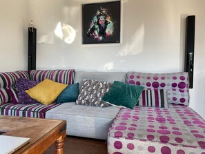 Living area - Maison Familiale sur Grand Jardin, à 15 min des Plages (Berric)