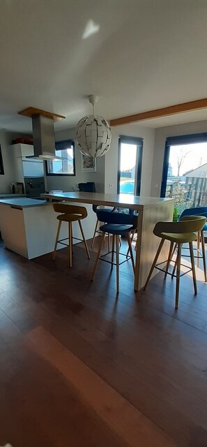 Dining - Maison Familiale sur Grand Jardin, à 15 min des Plages (Berric)