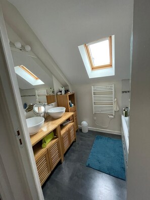 Shower, hair dryer, towels - Maison Familiale sur Grand Jardin, à 15 min des Plages (Berric)