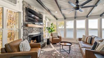 Télévision, cheminée, baby-foot, chaßne hi-fi