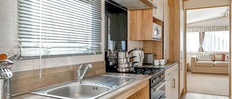 Réfrigérateur, four, plaque de cuisson, grille-pain