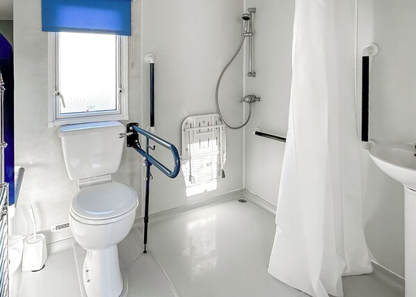 Bathroom - 2 bedroom accommodation in Newbridge, Nr Yarmouth (Newbridge, Nr Yarmouth)