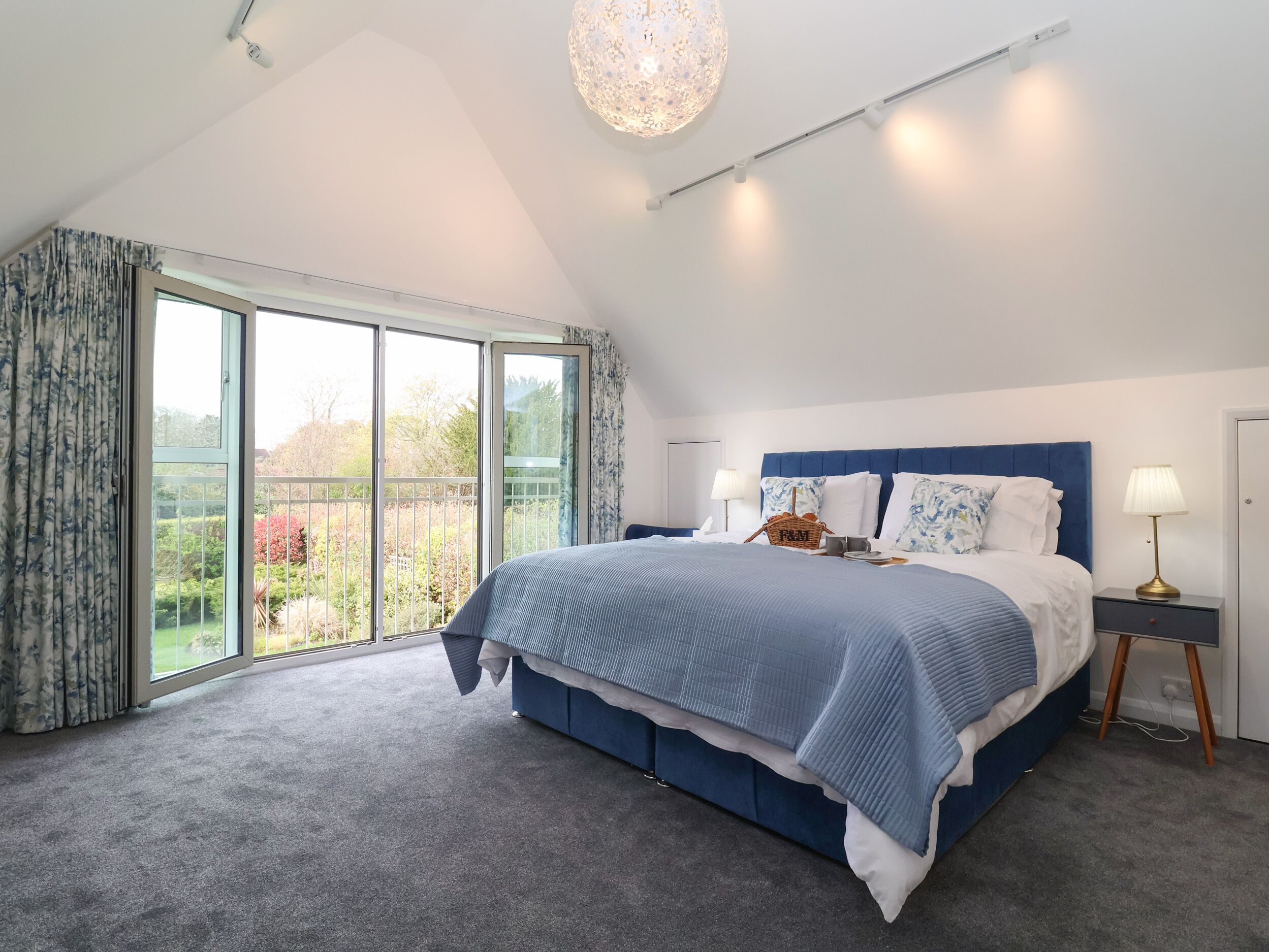 5 bedrooms, individually decorated, individually furnished, free WiFi