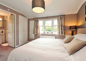 2 bedrooms, free WiFi - Great location and well-equipped lodge set in mature and beautiful gardens. (Narberth, Nr Tenby)