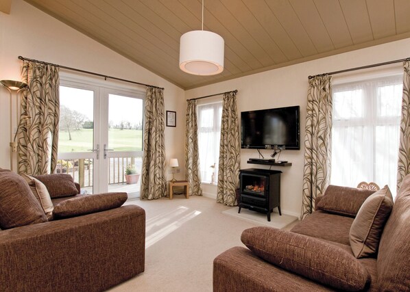 Living area - Great location and well-equipped lodge set in mature and beautiful gardens. (Narberth, Nr Tenby)