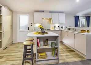 Réfrigérateur, un four, surface de cuisson, grille-pain