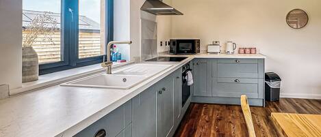 冷蔵庫、オーブン、コンロ、トースター