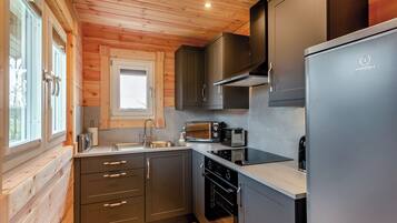 Fridge, oven, stovetop, toaster