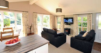 Great location and well-equipped lodge set in mature and beautiful gardens.