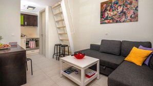Studio Sea View | Oppholdsområde | En 32-tommers Flatskjerm-TV med kabel-kanaler samt TV