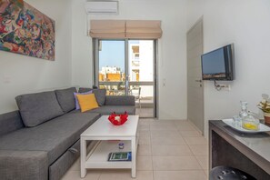 Studio Sea View | Wohnbereich | 32-Zoll-Flachbildfernseher mit Kabelempfang, Fernseher