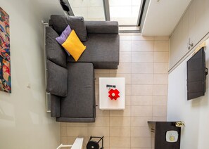 Studio Sea View | Wohnbereich | 32-Zoll-Flachbildfernseher mit Kabelempfang, Fernseher