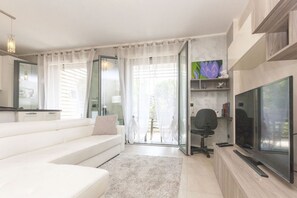 Living area - GuestHost - La Vela Apartment with Terrace! (Cernusco sul Naviglio)