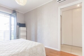1 quarto, ferros/tábuas de passar roupa