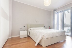 1 habitación y tabla de planchar con plancha 
