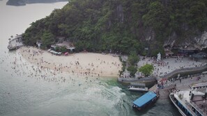 Private beach, beach towels, kayaking - Catherine Cruises (Ha Long)