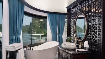 ห้องรอยัลสวีท, เตียงคิงไซส์ 1 เตียง, ระเบียง, วิวทะเล | ห้องน้ำ | เรนชาวเวอร์, ของใช้ในห้องน้ำฟรี, ไดร์เป่าผม, เสื้อคลุมอาบน้ำ