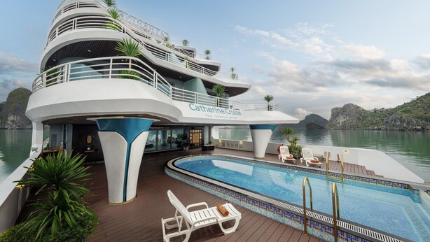 Un navire de croisière à plusieurs ponts, doté d’une piscine, de chaises longues et d’un espace de pont.