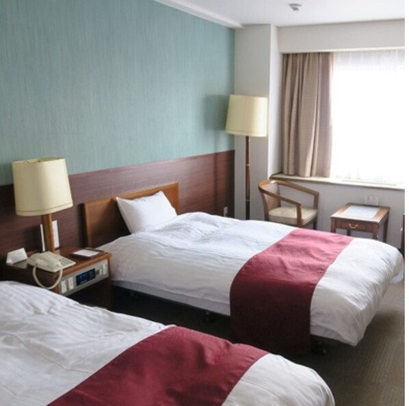 1 soverom, skrivebord, strykejern/-brett og sengetøy