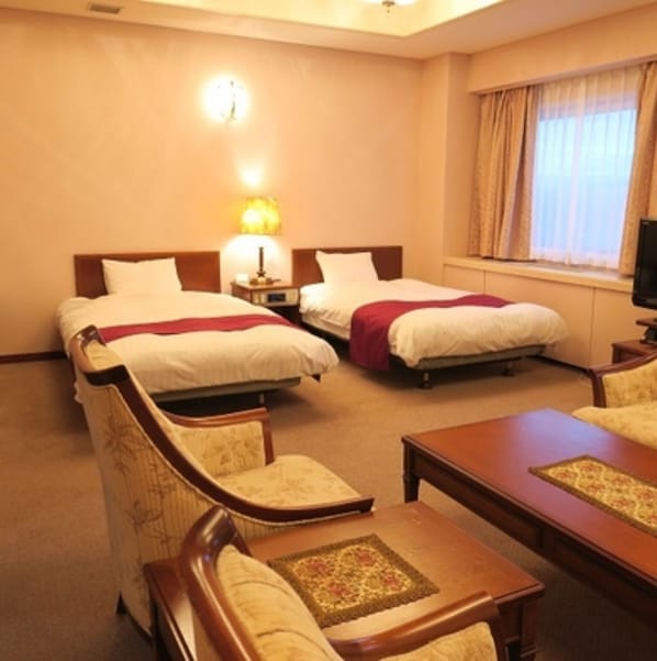 1 slaapkamer, een bureau, een strijkplank/strijkijzer, beddengoed