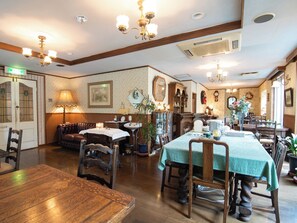 Une salle à manger traditionnelle avec des meubles en bois, un lustre et une grande table.
