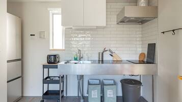 Fridge, microwave, stovetop, cookware/dishes/utensils