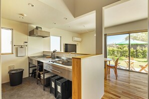 Fridge, microwave, stovetop, cookware/dishes/utensils - Villa with 500m2 natural grass garden and BQ terrace Dogs are very welcome / Choseigun Chiba (Choseigun)