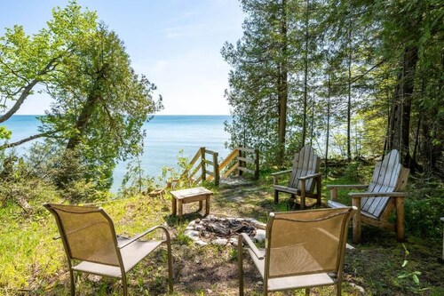 Quietside Lakefront Cabin in Jacksonport