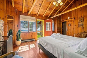 1 bedroom, free WiFi, bed sheets - Lakefront Cottage · Sunrise Views · Jacksonport (Sturgeon Bay)
