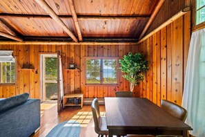 Interior - Lakefront Cottage · Sunrise Views · Jacksonport (Sturgeon Bay)