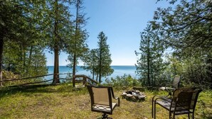 Penkki, jolta avautuu näkymä metsäiselle alueelle ja vesistöön.