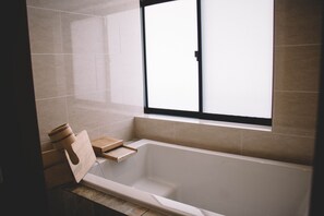 A modern bathroom with a bathtub, a wooden cutting board, and a window. - Stay without meals Close to Kin no Yu Enjoy an  / Kobe Hyōgo (Kobe)