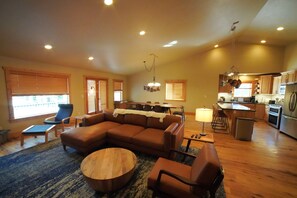 Smart TV, fireplace, offices, computer monitors - Large Teton Family Home w/Hot Tub + Pool Table (Driggs)