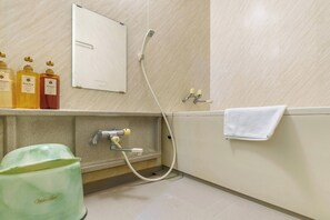 Secador de pelo y toallas