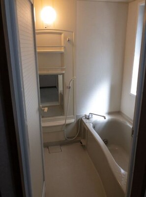 Secador de cabelo, toalhas de banho