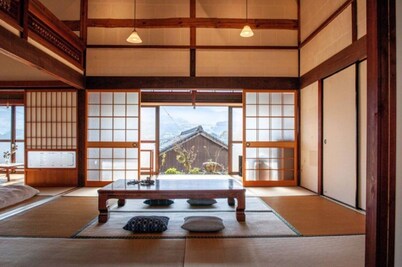 A country house that will make you want to sit aro / Seiyo Ehime