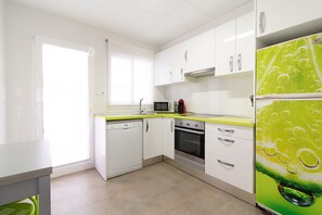 Kjøleskap, mikrobølgeovn, ovn og oppvaskmaskin