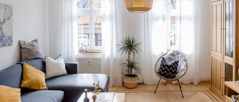 TV, tavolo da ping pong, libri, impianto stereo